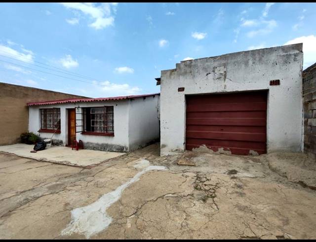 2 BEDROOM HOUSE FOR SALE IN MOFOLO CENTRAL